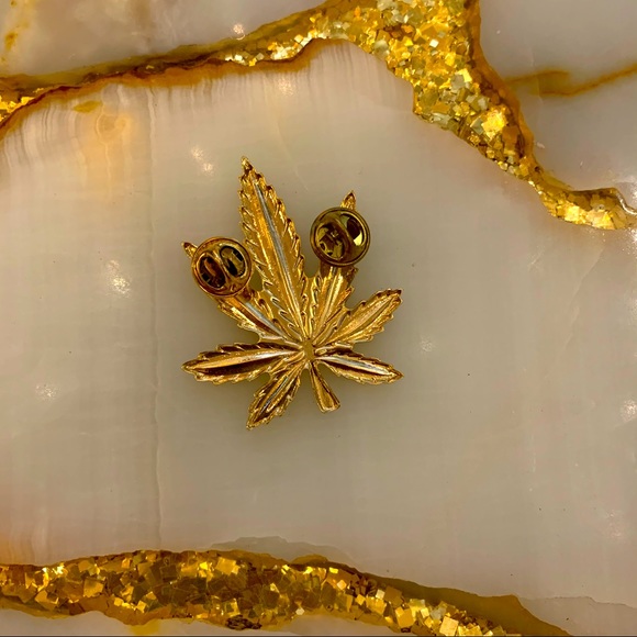 Vintage Gold Leaf Pin - Picture 2 of 3